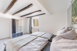 a bedroom with two beds and a window at Haus MALEA by Wohn-Zeit - über 200 Betten im Umkreis von 87700 Memmingen in Fellheim