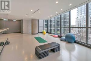 Ein Büro mit einem Fitnessraum, in dem Bälle auf dem Boden liegen. in der Unterkunft Downtown Condo with Free Parking - SkySide in Toronto