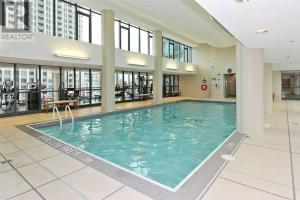 ein großes Schwimmbecken in einem Gebäude in der Unterkunft Downtown Condo with Free Parking - SkySide in Toronto