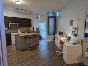 eine Küche mit Holzboden und eine Küche mit Arbeitsplatte in der Unterkunft Downtown Condo with Free Parking - SkySide in Toronto