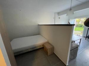 a small room with a bed and a couch at U limone 2 in Grosseto-Prugna