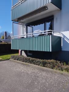 a balcony on the side of a building at Frisch saniertes Apartment am Falderapark in Neumünster