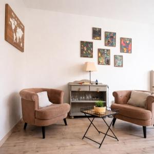 a living room with two chairs and a table at L'Atelier No 8 in Saverne
