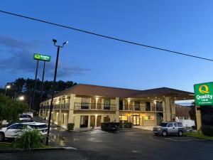 a hotel with cars parked in a parking lot at Quality Inn Tifton in Tifton