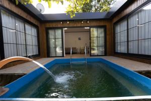 a pool with a water fountain in a house at Eymirbungalovya in Yeşilkent