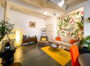 a living room with a couch and a table at RétroMirabeau - CHAMBRE Suite & APPARTEMENTS de Charme - Localisation Prémium in Narbonne