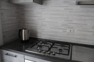 a kitchen with a stove top in a kitchen at Villa Iside Casavacanze in Gragnano
