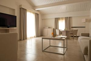 Телевизор и/или развлекательный центр в Relais Histò San Pietro Sul Mar Piccolo