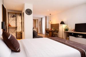 a bedroom with a bed and a living room at stadtwirt bruck in Vöcklabruck
