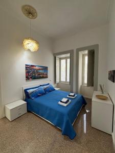 a bedroom with a blue bed with a blue blanket at Villa Iside Casavacanze in Gragnano