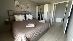 a bedroom with a large bed with two towels on it at Résidence Saradon La Zenia Boulevard in Los Dolses