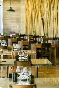 Eine Reihe von Weingläsern steht auf Tischen in einem Restaurant in der Unterkunft Rio do Prado in Arelho
