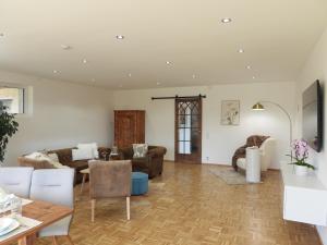 a living room with couches and a table at Casa Diego in Spielberg