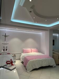 a bedroom with a bed with a blue ceiling at Fier Glass Apartament in Fier