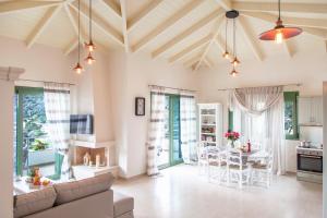 Kuchyň nebo kuchyňský kout v ubytování Ktima Aniforeli Luxury Villas