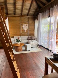 ein Wohnzimmer mit Sofa und Tisch in der Unterkunft Alamar Hotel Boutique in Mahahual
