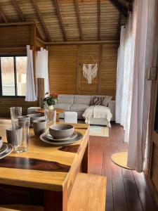 ein Wohnzimmer mit einem Tisch und einem Sofa in der Unterkunft Alamar Hotel Boutique in Mahahual