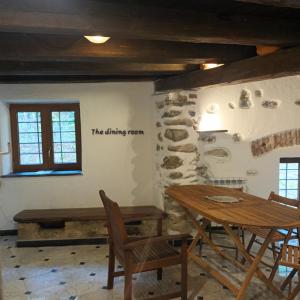 a dining room with a wooden table and chairs at Fontantica di Vernazza in Vernazza