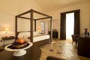 Кровать или кровати в номере Relais Histò San Pietro Sul Mar Piccolo