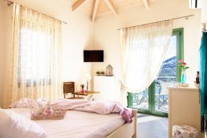 Postel nebo postele na pokoji v ubytování Ktima Aniforeli Luxury Villas