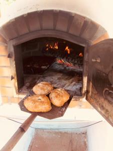 two bagels are cooking in a brick oven at Nova Alofa holiday home in Monchique