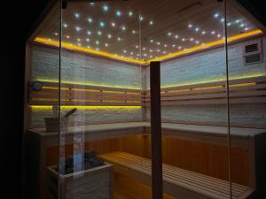 sauna z ławką w pomieszczeniu ze światłami w obiekcie Torretta Palace Hotel w mieście Turanj