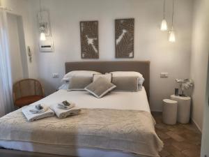 a bedroom with a bed with two towels on it at Raggio di Luna in Manarola