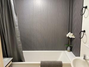 a bathroom with a bath tub and a sink at Lovely 2 bed apartment sleeps 5 in Abingdon