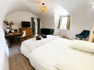 a bedroom with a bed with two cats laying on it at Le petit refuge in Allos