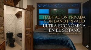 ein Schlafzimmer mit einem Bett und einem Schild an der Wand in der Unterkunft Casa Tsao in Bogotá