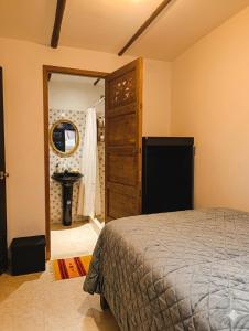 ein Schlafzimmer mit einem Bett und einer Kommode in der Unterkunft Casa Tsao in Bogotá