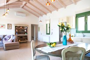 Posezení v ubytování Ktima Aniforeli Luxury Villas