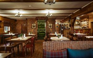 ein Restaurant mit Tischen und Stühlen und einer grünen Tür in der Unterkunft Dobre Historie duży dom na wyłączność sauna, balia, blisko Zamku Czocha in Leśna