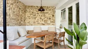 a dining room with a table and a couch at TarifaMiCasa Amor de Dios in Tarifa