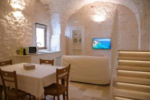 a kitchen and dining room with a table and chairs at Campanile Inn in Locorotondo