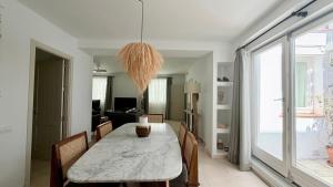 a dining room with a table and chairs at TarifaMiCasa Amor de Dios in Tarifa