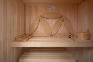 a wooden shelf in a sauna with a wooden bucket at Kryształ Górski apartament z sauną in Szczyrk +47 photos