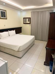a bedroom with a large bed in a room at واحة الاحساء للشقق المخدومة in Al Hofuf +17 photos