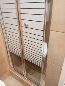 eine Dusche mit Glastür im Badezimmer in der Unterkunft Angelos Apartment in Vathy + 43 Fotos