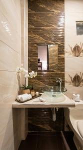 ein Badezimmer mit Waschbecken und Spiegel in der Unterkunft Hotel Estevez in Chinácota