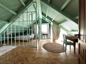 a bedroom with a bed and a desk in a room at Hotel Boutique Cata & Rose - Exclusivo y tranquilo en O Grove in O Grove