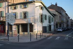 a street with street signs in front of a building at Le Duplex in Valence