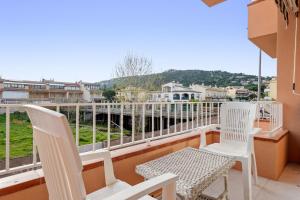 a balcony with two chairs and a table at Hauzify I Casa Arboç in Platja d'Aro