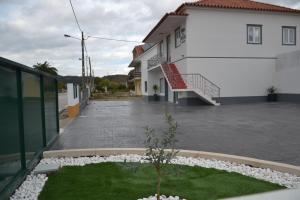 a courtyard of a building with a tree in the middle at Casa do Ti Luís in Leiria