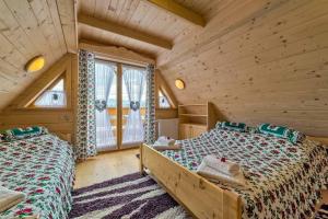 Postel nebo postele na pokoji v ubytování Domek w Białce z JACUZZI w ogrodzie