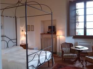 a bed room with two beds and a table at Agriturismo Villa Buoninsegna in Rapolano Terme