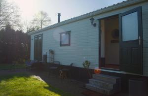 a house with a porch and a door and a patio at Huisje Weltevree Gendt in Gendt