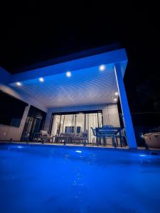 a view of a swimming pool at night at וילת Velizabeth in Omen