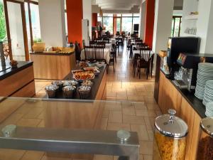 ein Restaurant mit einer Bar sowie Tischen und Stühlen in der Unterkunft Maranton Beach Hotel in Kinira