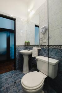 a bathroom with a toilet and a sink at Hostal & Apartments El Triunfo in Cusco +72 photos